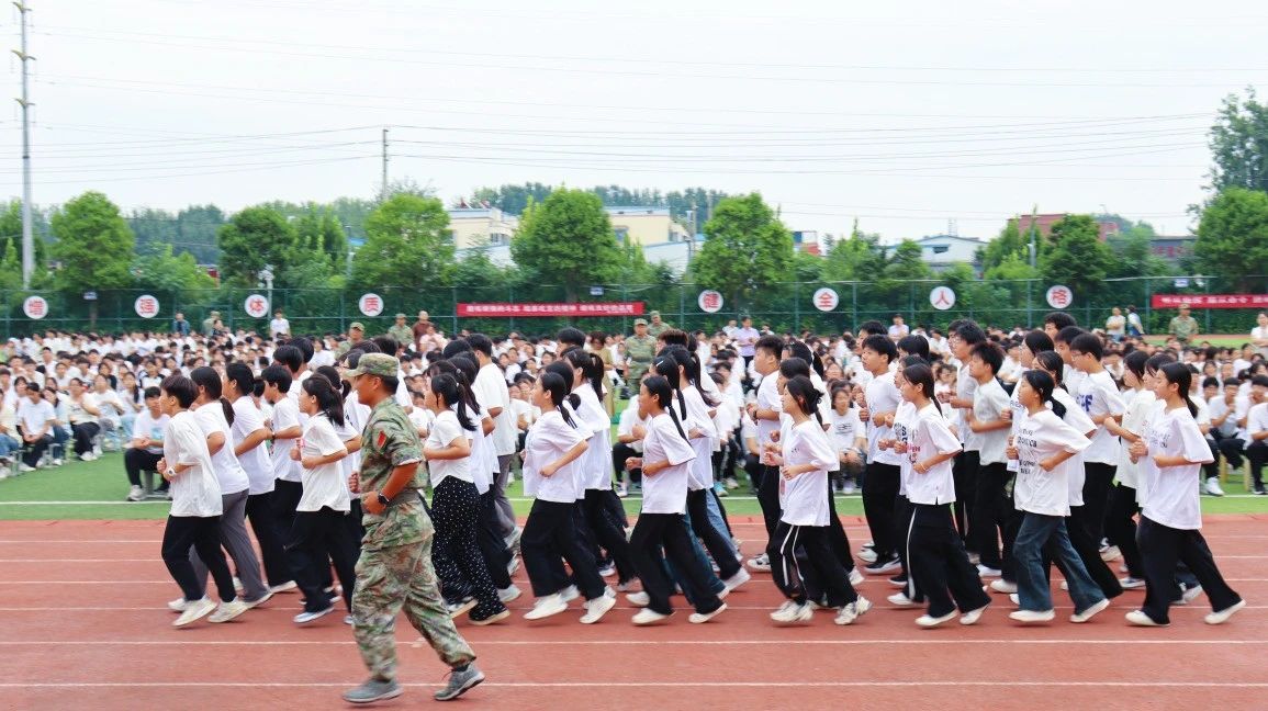 体育博彩app举行2024级高一新生军训汇报表演暨表彰大会